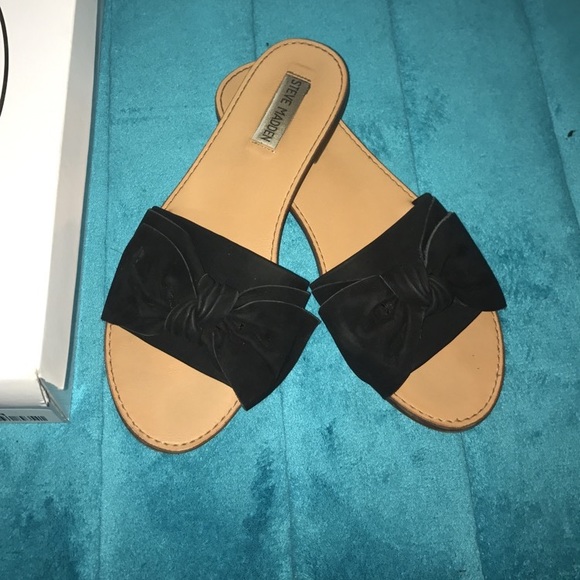 Steve Madden Shoes - Black bow infront Steve Madden sanalds